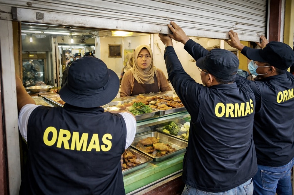 Sweeping Food Vendors in Ramadan: Banned by Faith, Law, and Leaders for Endangering Harmony