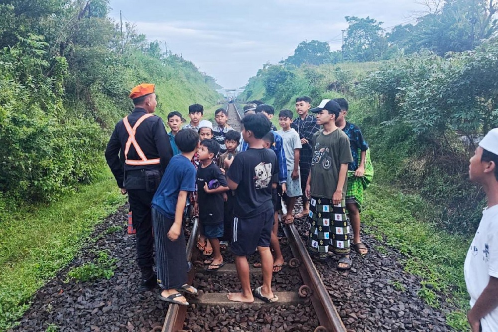 KAI Daop 8 Surabaya Urges Residents to Avoid Ngabuburit Near Train Rails