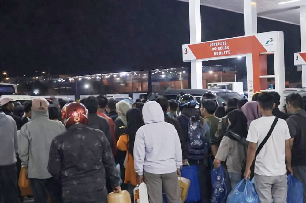 Indonesia’s Fuel Reserves Spark Panic Buying: Minister Says Stocks Last Only 20–25 Days