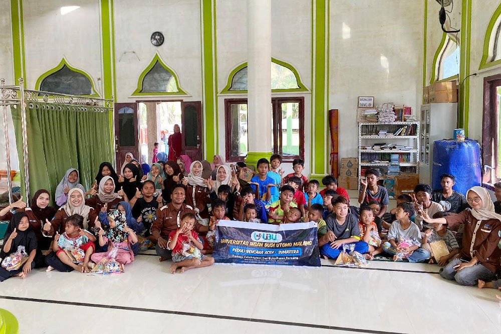 UIBU Distributes Aid and Holds Collective Iftar with Disaster-Affected Residents in Aceh Tamiang