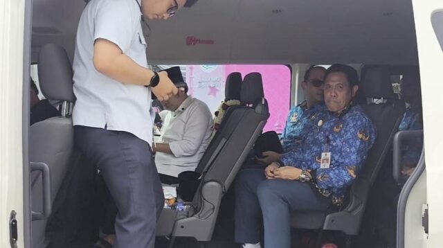 Bupati Fawait Leads Fuel-Saving Effort, Travels with Officials in Single Vehicle During Ledokombo Safari Ramadan