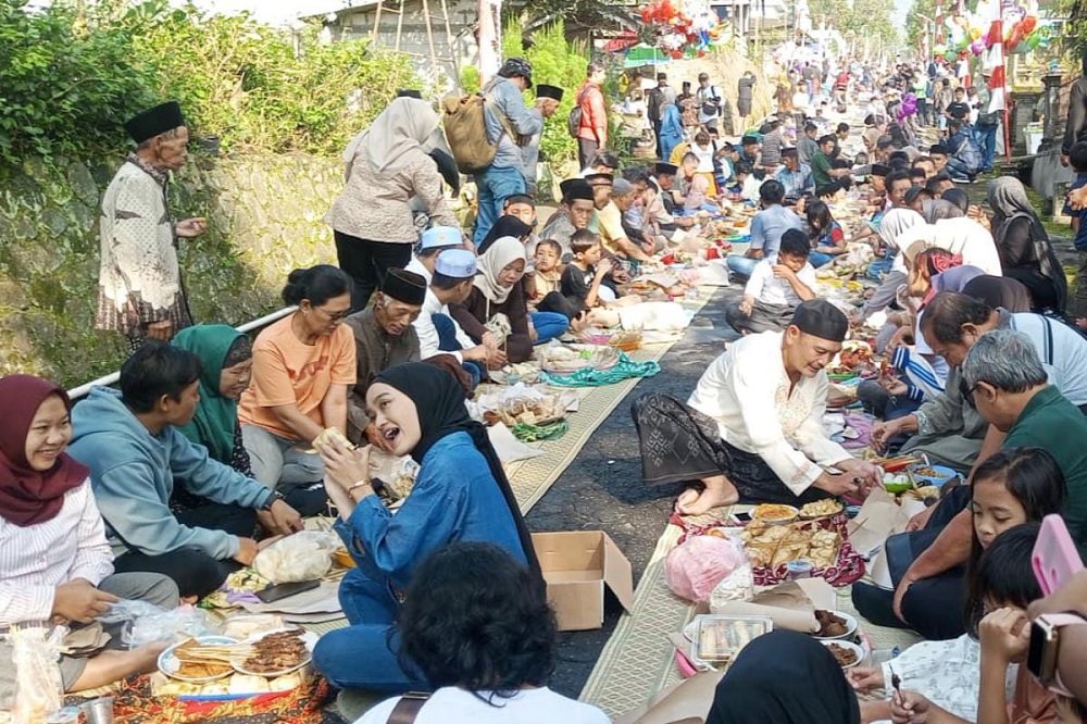 Hundreds of Cows and Goats Paraded in Unique Bakda Kupat Tradition in Sruni, Boyolali
