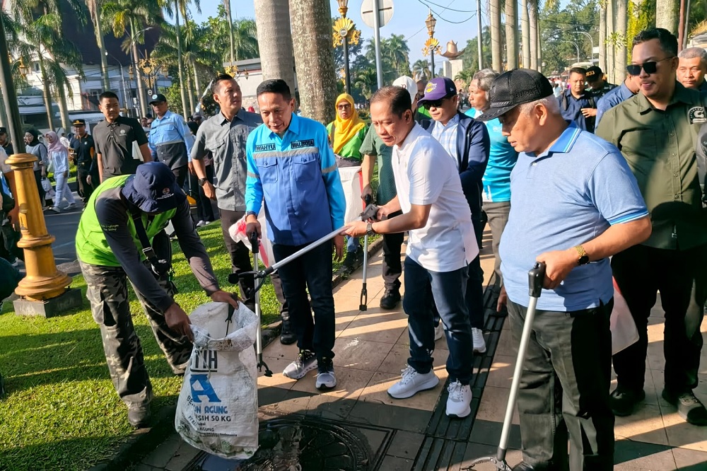 Environment Minister Urges Malang City to Continue Pursuit of Adipura Award Through Mass Clean-Up Drives
