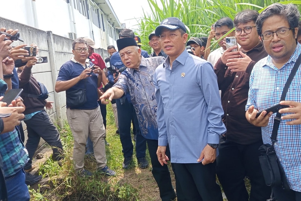 Environment Minister Hanif Visits Pakis for Future Waste-to-Electricity Plant Development