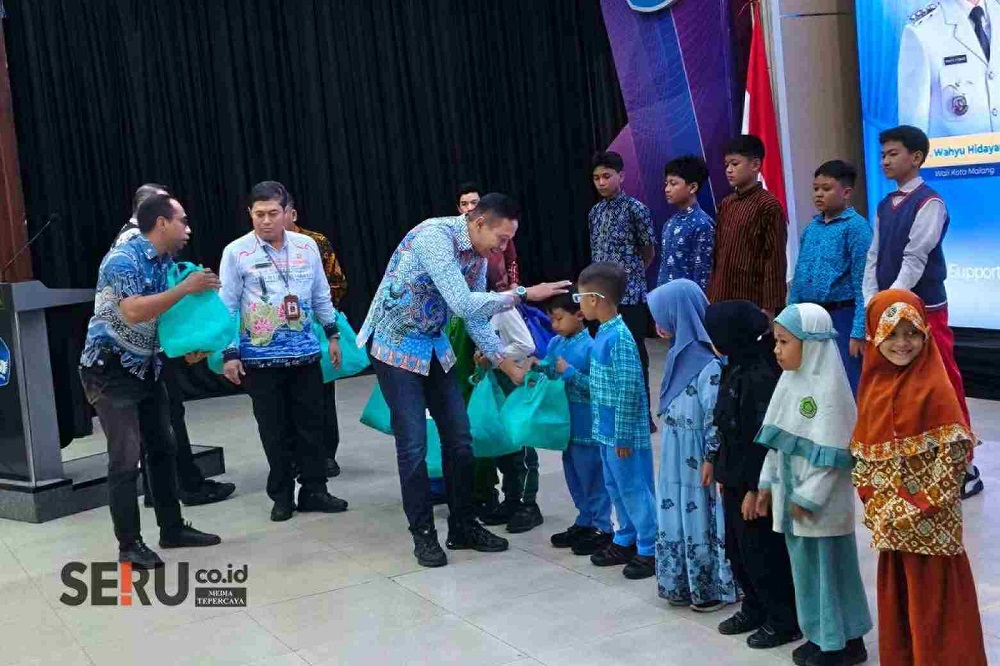 Malang Gives Free School Uniforms to 3500 Poor Students