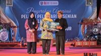 East Java Governor Khofifah Indar Parawansa with performing artists in Malang City East Java Hails Revival of Nearly Extinct Topeng Malangan Art