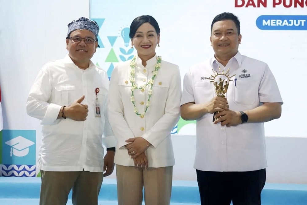 Malang Regency Wins OJK Financial Literacy Award for Best Local Program