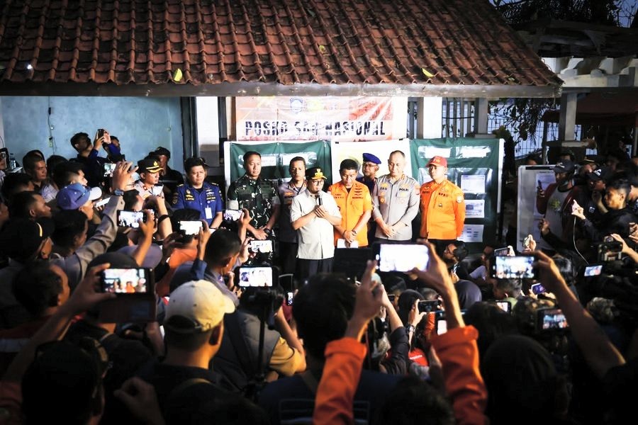Search for Eight Missing Near Anak Krakatau Enters Tenth Day with Expanded Area