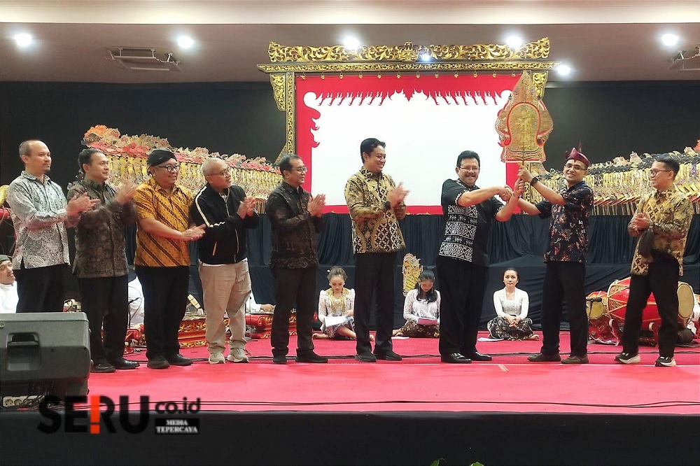 UB Stages Contemporary Wayang Kulit Performance of Mutiara Kerang Kencana