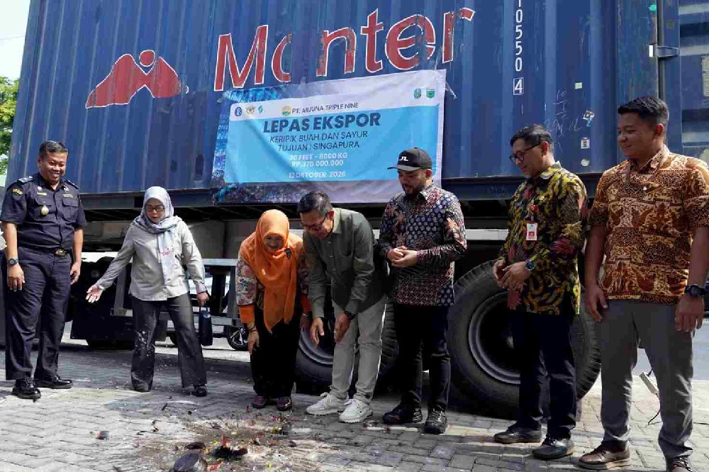 Mayor Nurochman Officially Sends Off Arjuna 999 UMKM Export Shipment to Singapore